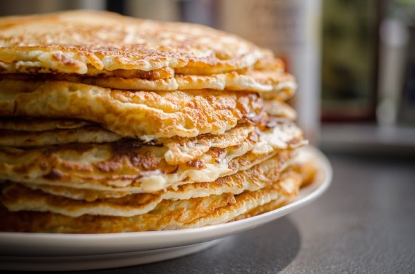 closeup of a stack of pancakes. Skitterphoto on Pixabay.