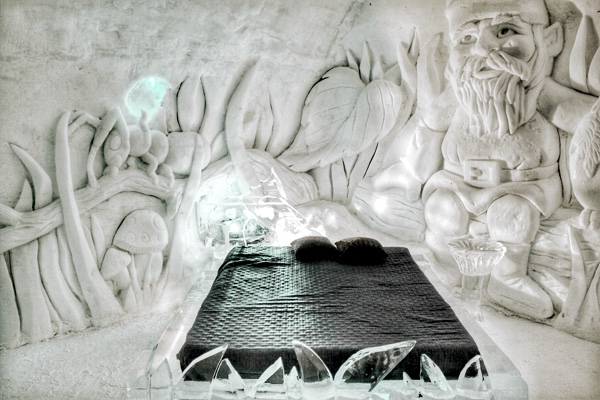 bedroom at the ice hotel in quebec city.