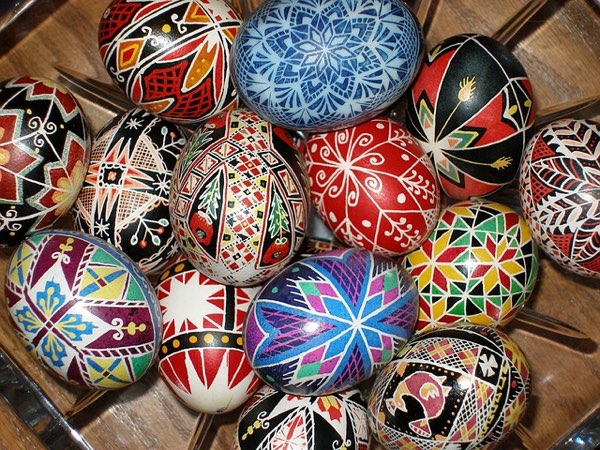 Photo of Ukrainian Easter eggs (pysanky) by Mizikar on Pixabay.