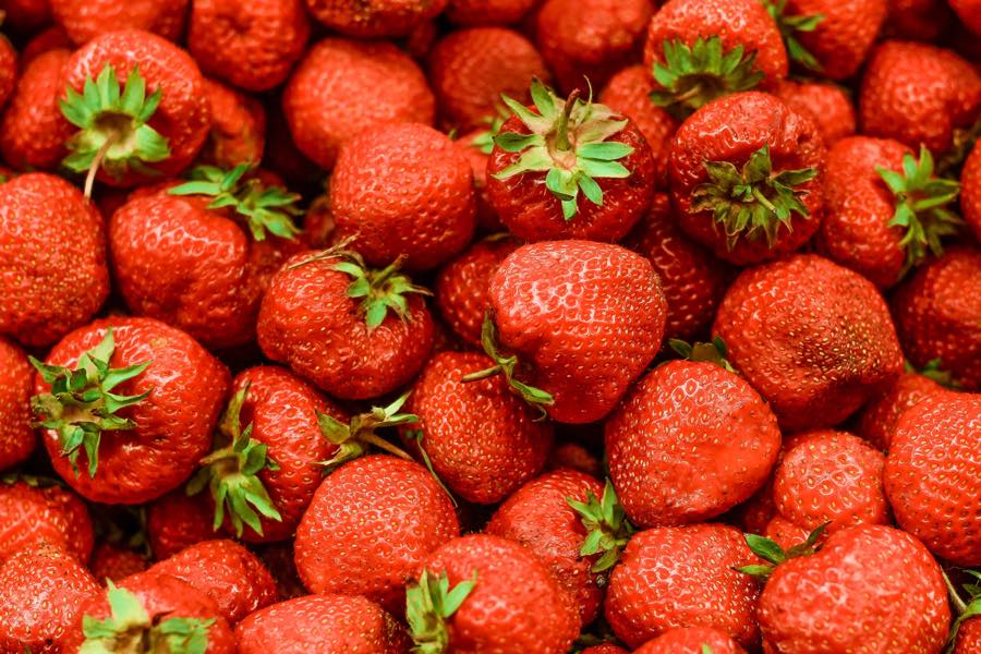 anton-darius-strawberries-unsplash - Ottawa Road Trips closeup of strawberries