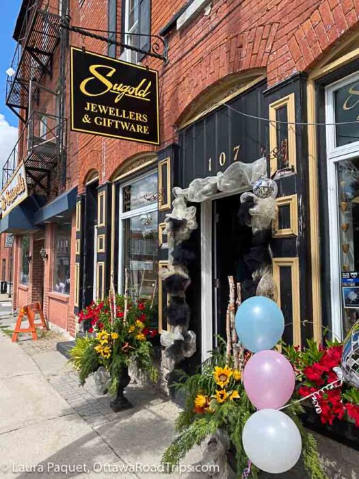 black and gold storefront of sugold jewellers