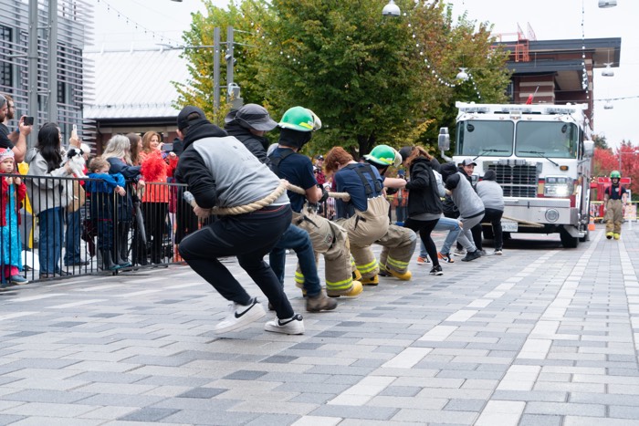 ottawa fire truck pull 700 - Ottawa Road Trips team of people pulling on a long rope attached to a fire truck