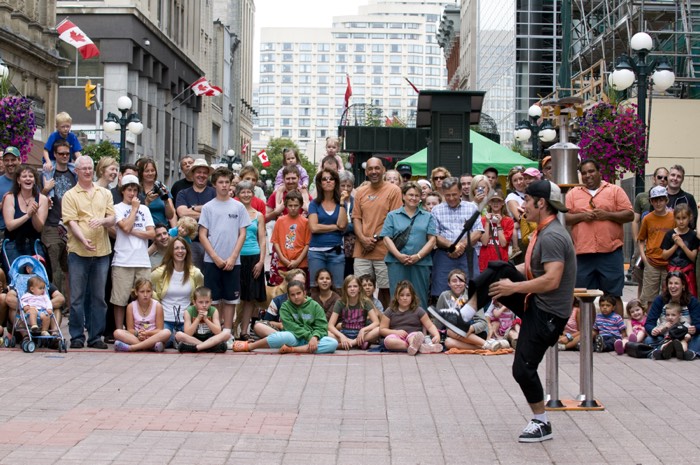 juggler entertaining a crowd of adults and kids on sparks street