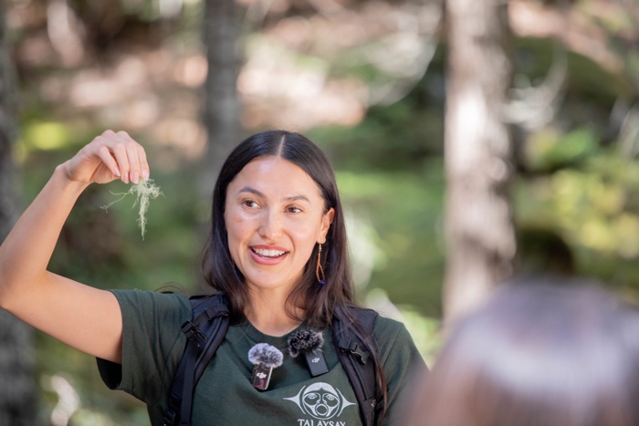 intrepid_talaysay-181 indigenous - Ottawa Road Trips indigenous woman holding up a piece of moss in front of a tourist group
