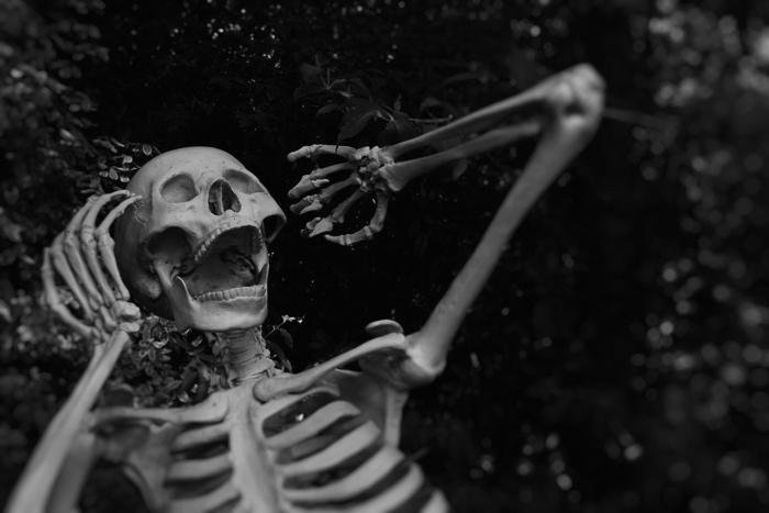 black-and-white photo of a screaming skeleton